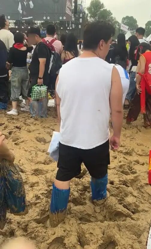 配资炒股就找配资 一音乐节满地泥泞如“插秧节”，歌迷自嘲变“兵马俑”，官方回应